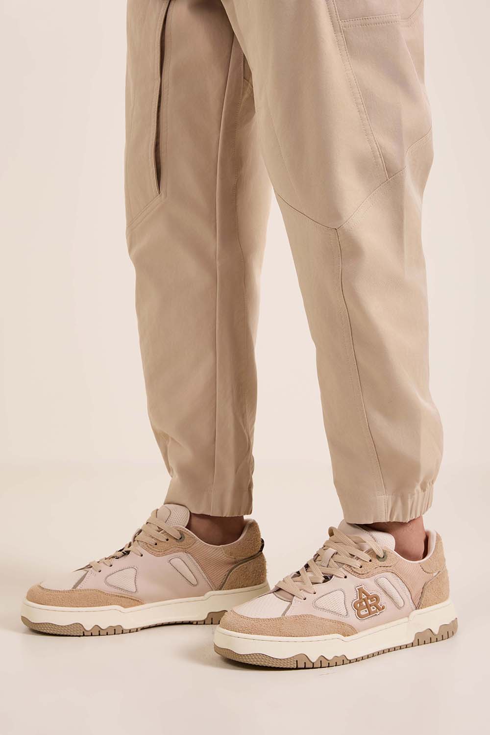 תמונת כל הלוק של נעלי סניקרס